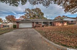 Pre-foreclosure in  SE Greystone Pl Bartlesville, OK 74006