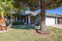 Pre-foreclosure in  Cedar Canyon Cir Galt, CA 95632