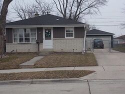 Pre-foreclosure in  Perry Ave Racine, WI 53406