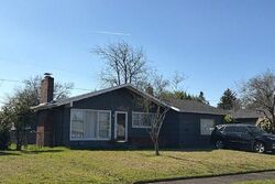 Pre-foreclosure in  NE Morris St Portland, OR 97220