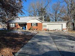 Pre-foreclosure in  College Dr Mount Carmel, IL 62863