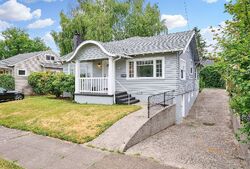 Pre-foreclosure in  NE Dekum St Portland, OR 97211