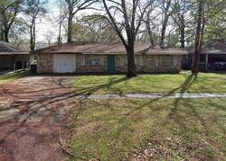 Pre-foreclosure in  Fontainbleau Dr Baton Rouge, LA 70819