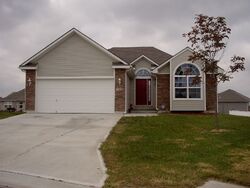 Pre-foreclosure in  Sw 6th St Oak Grove, MO 64075