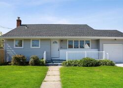 Pre-foreclosure in  W HOLLYWOOD AVE Lindenhurst, NY 11757