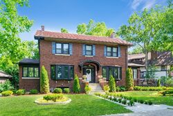 Pre-foreclosure in  Longcommon Rd Riverside, IL 60546