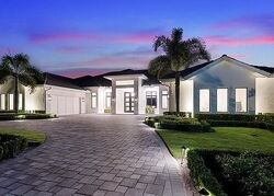 Pre-foreclosure in  Highcroft Dr Naples, FL 34119