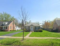 Pre-foreclosure in  Hiawatha Dr Clarendon Hills, IL 60514