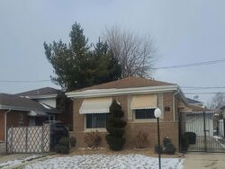 Pre-foreclosure in  W Seipp St Chicago, IL 60652