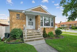 Pre-foreclosure in  S Sawyer Ave Evergreen Park, IL 60805