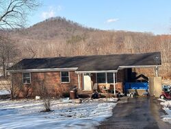 Pre-foreclosure in  Little Hardwicks Creek Rd Clay City, KY 40312