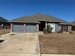 Pre-foreclosure in  Oak Arbor Dr La Place, LA 70068
