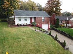 Pre-foreclosure in  Fieldcrest Dr Pittsburgh, PA 15236