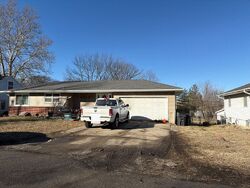 Pre-foreclosure in  Nw 17th St Blue Springs, MO 64015