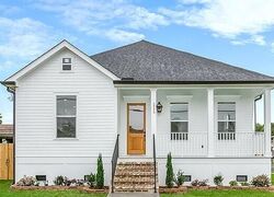 Pre-foreclosure in  Lafaye St New Orleans, LA 70122