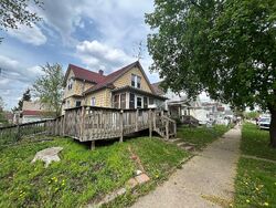 Pre-foreclosure in  13th Ave Rock Island, IL 61201