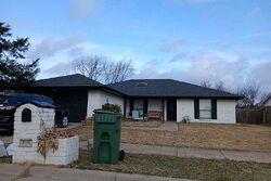 Pre-foreclosure in  River Bend Rd Arlington, TX 76014