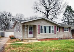 Pre-foreclosure in  Eastview Dr Springfield, IL 62702