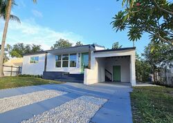 Pre-foreclosure in  Ne 171st St Miami, FL 33162