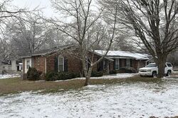 Pre-foreclosure in  Sherry Cir Gallatin, TN 37066