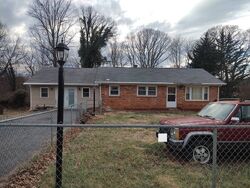 Pre-foreclosure in  Briar Cliff Cir Lynchburg, VA 24502