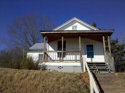 Pre-foreclosure in  3rd Ave Lagrange, GA 30240