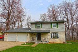 Pre-foreclosure in  Meadow Oak Ln Elkhart, IN 46514