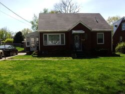Pre-foreclosure in  Lewiston Dr Louisville, KY 40216
