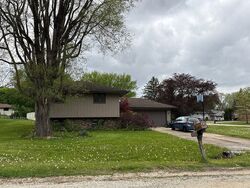 Pre-foreclosure in  Pawnee Cir Rockford, IL 61101