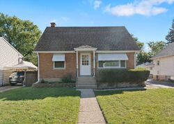 Pre-foreclosure in  N Sumac Ave Waukegan, IL 60085