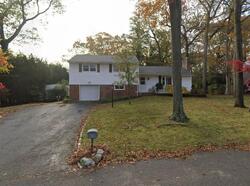 Pre-foreclosure in  Oregon Dr Huntington Station, NY 11746