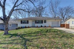 Pre-foreclosure in  Nw Central St Lees Summit, MO 64063