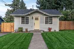 Pre-foreclosure in  NE 98th Ave Portland, OR 97220