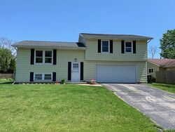 Pre-foreclosure in  High Meadows Ter Racine, WI 53406
