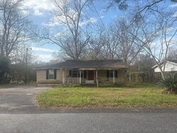Pre-foreclosure in  Matrella Dr Semmes, AL 36575