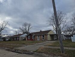 Pre-foreclosure in  W Fairlawn Way Anderson, IN 46011
