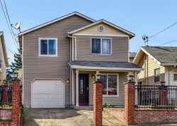 Pre-foreclosure in  SE 105th Ave Portland, OR 97266