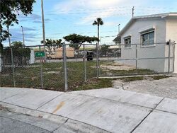 Pre-foreclosure in  NW 4th St Miami, FL 33126