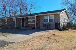 Pre-foreclosure in  BREEZIE LN Cape Girardeau, MO 63701