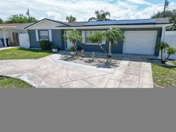 Pre-foreclosure in  Briar Cliff Dr Holiday, FL 34691
