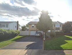 Pre-foreclosure in  MARINERS CIR West Islip, NY 11795