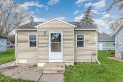  S 4th St, Henderson MN