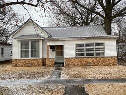 Pre-foreclosure in  W 5th St Flora, IL 62839
