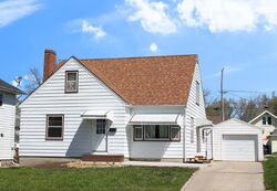 Pre-foreclosure in  5th Ave Se Dyersville, IA 52040