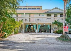 Pre-foreclosure in  Point Of Rocks Rd Sarasota, FL 34242