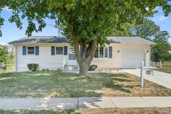 Pre-foreclosure in  Parkview Dr Marion, IA 52302