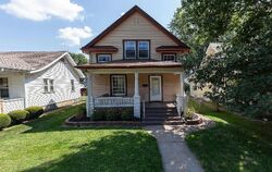 Pre-foreclosure in  4th St Moline, IL 61265