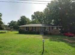 Pre-foreclosure in  Oakwood Dr Laurens, SC 29360