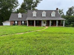 Pre-foreclosure in  Rollingwood Dr Vicksburg, MS 39183