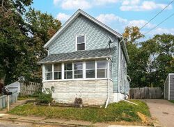Pre-foreclosure in  Tremont Ave Davenport, IA 52803